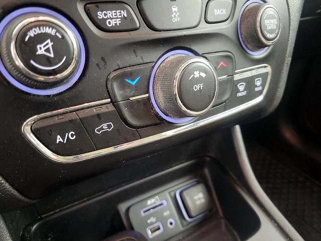 Photo of 2016 Gray Jeep Cherokee