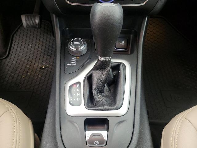 Photo of 2016 Gray Jeep Cherokee