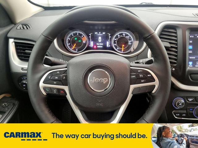 Photo of 2016 Gray Jeep Cherokee