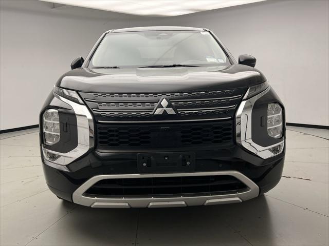 Photo of 2022 Labrador Black Mitsubishi Outlander