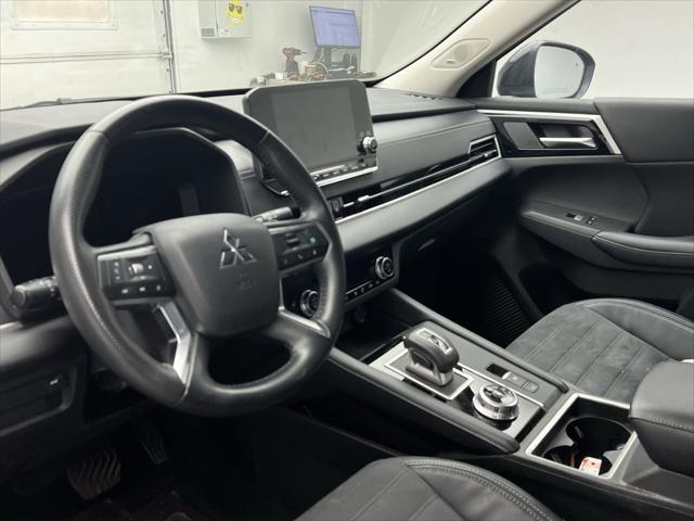 Photo of 2022 Labrador Black Mitsubishi Outlander