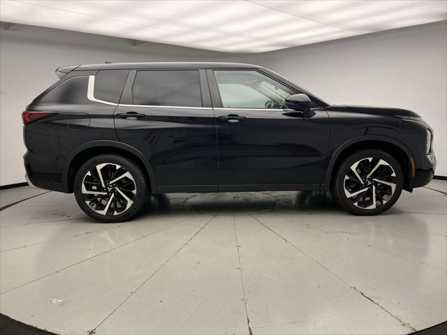 Photo of 2022 Labrador Black Mitsubishi Outlander