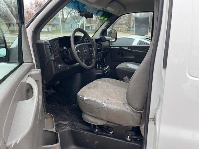 Photo of 2014 Summit White GMC Savana 2500