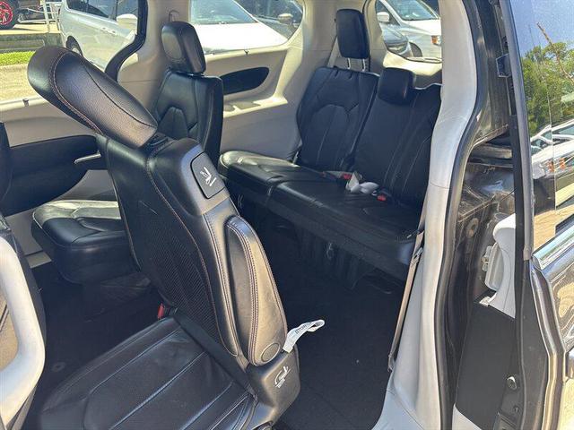 Photo of 2018 Gray Chrysler Pacifica