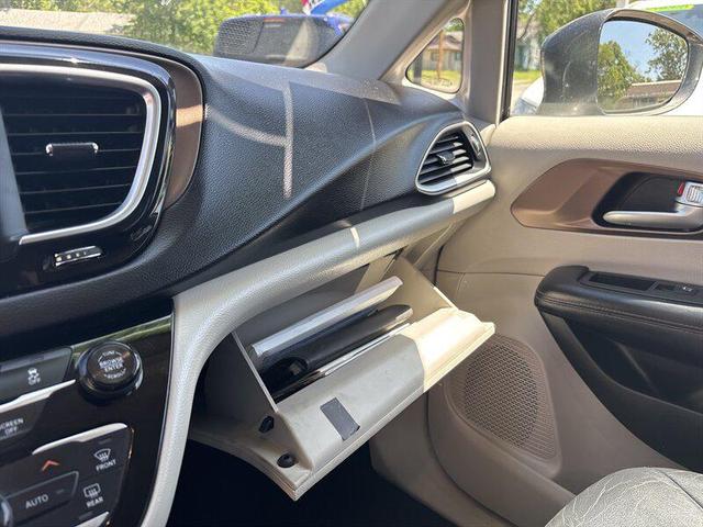 Photo of 2018 Gray Chrysler Pacifica
