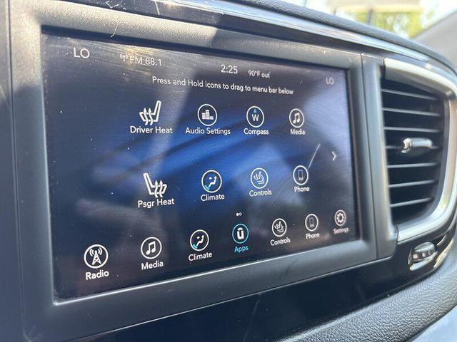 Photo of 2018 Gray Chrysler Pacifica