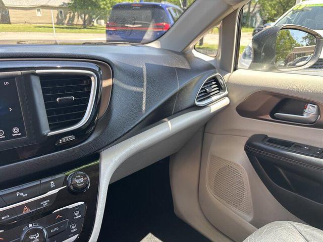 Photo of 2018 Gray Chrysler Pacifica