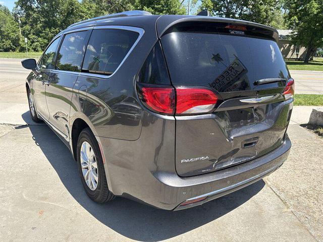 Photo of 2018 Gray Chrysler Pacifica