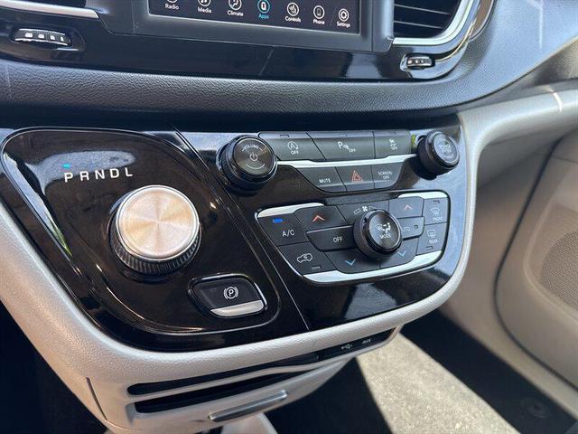 Photo of 2018 Gray Chrysler Pacifica