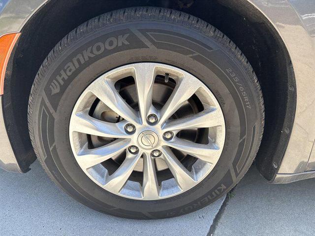 Photo of 2018 Gray Chrysler Pacifica