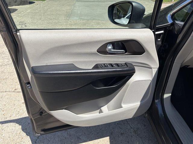 Photo of 2018 Gray Chrysler Pacifica