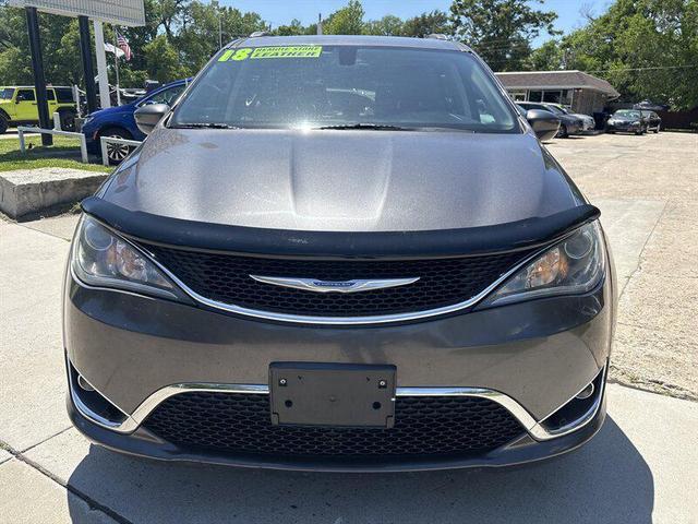 Photo of 2018 Gray Chrysler Pacifica