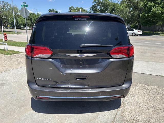 Photo of 2018 Gray Chrysler Pacifica