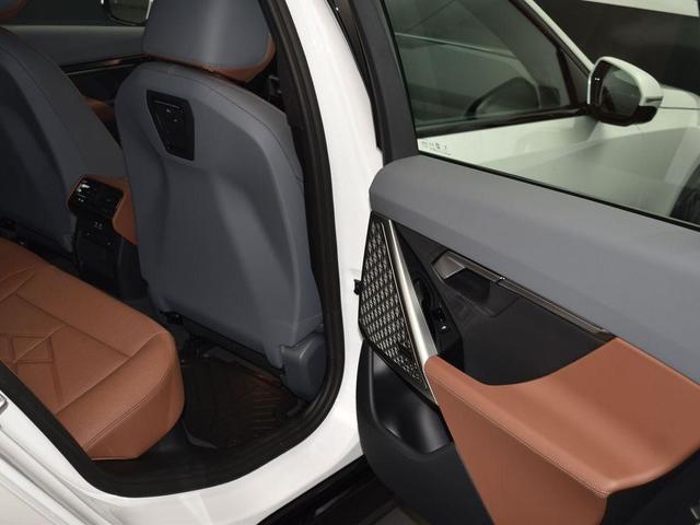 Photo of 2026 Mineral White Metallic BMW 550e