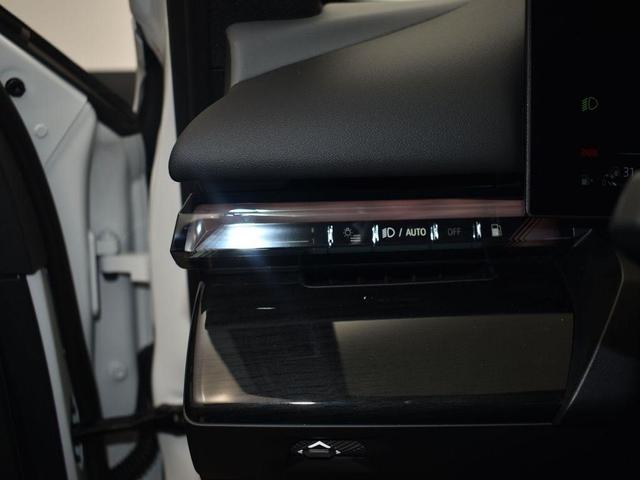 Photo of 2026 Mineral White Metallic BMW 550e