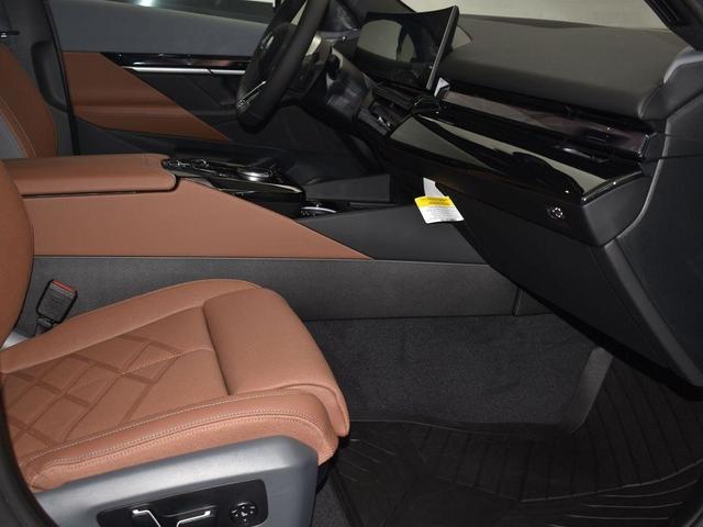 Photo of 2026 Mineral White Metallic BMW 550e