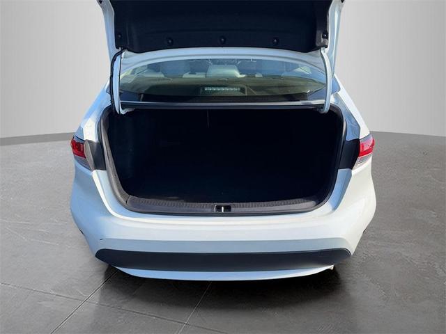 Photo of 2021 Super White Toyota Corolla