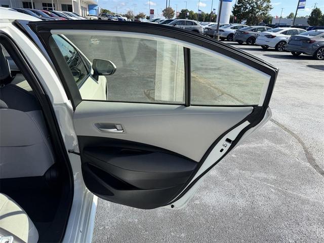 Photo of 2021 Super White Toyota Corolla