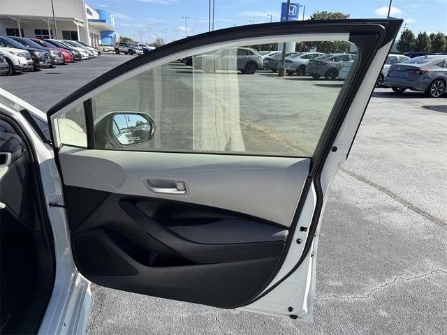 Photo of 2021 Super White Toyota Corolla