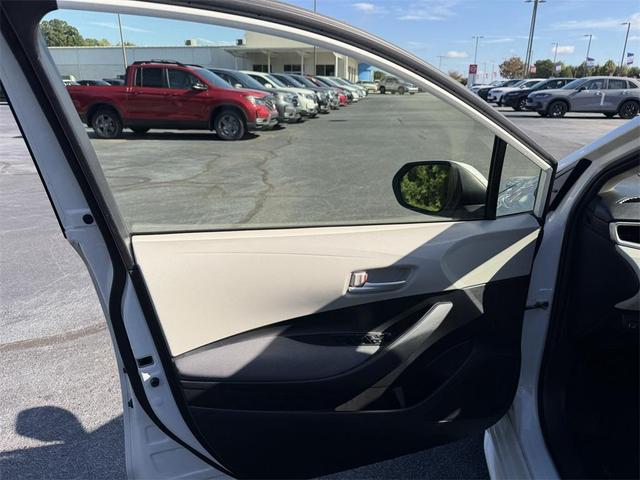 Photo of 2021 Super White Toyota Corolla