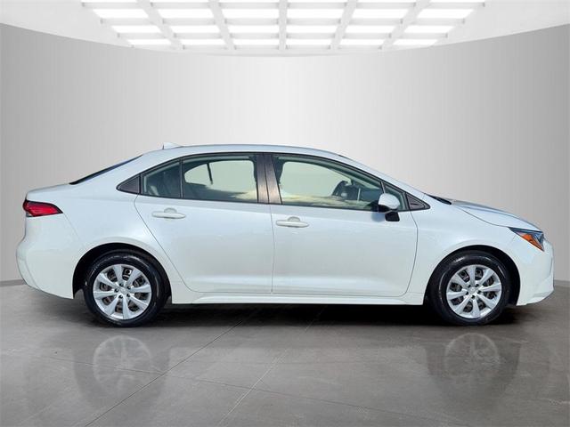 Photo of 2021 Super White Toyota Corolla