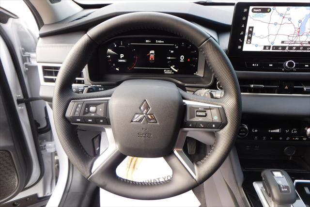 Photo of 2025 White Diamond Mitsubishi Outlander