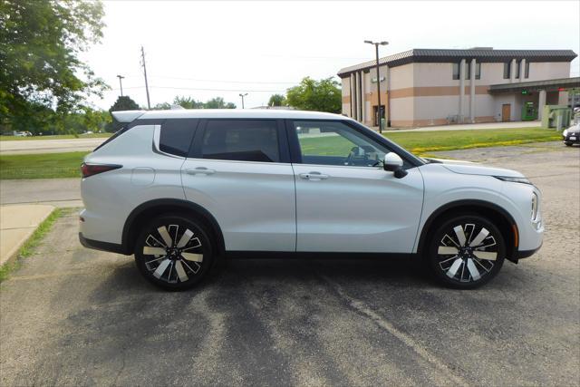 Photo of 2025 White Diamond Mitsubishi Outlander