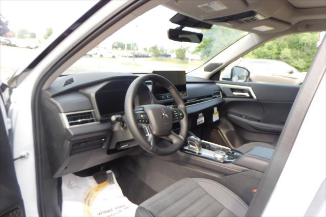 Photo of 2025 White Diamond Mitsubishi Outlander