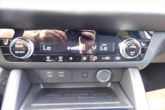 Photo of 2025 White Diamond Mitsubishi Outlander