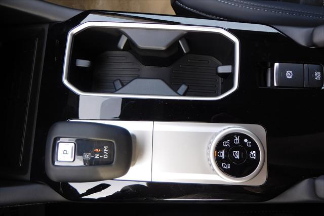 Photo of 2025 White Diamond Mitsubishi Outlander
