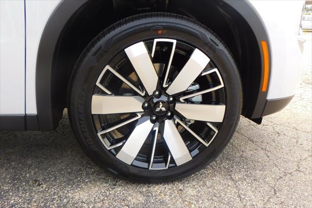 Photo of 2025 White Diamond Mitsubishi Outlander