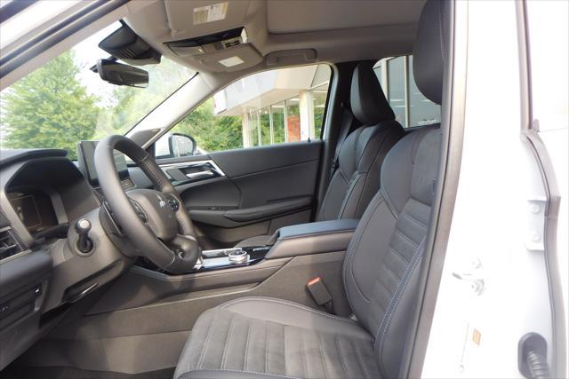 Photo of 2025 White Diamond Mitsubishi Outlander