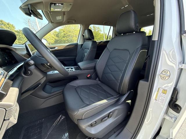 Photo of 2026 Opal White Pearl Volkswagen Atlas