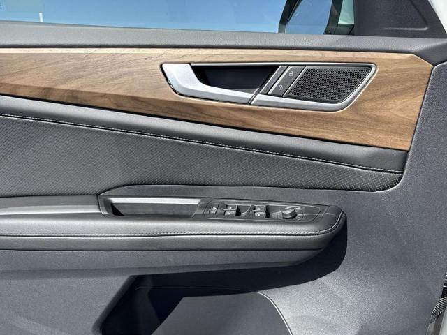 Photo of 2026 Opal White Pearl Volkswagen Atlas