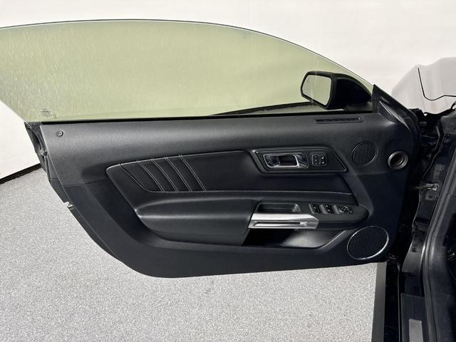 Photo of 2015 Black Ford Mustang