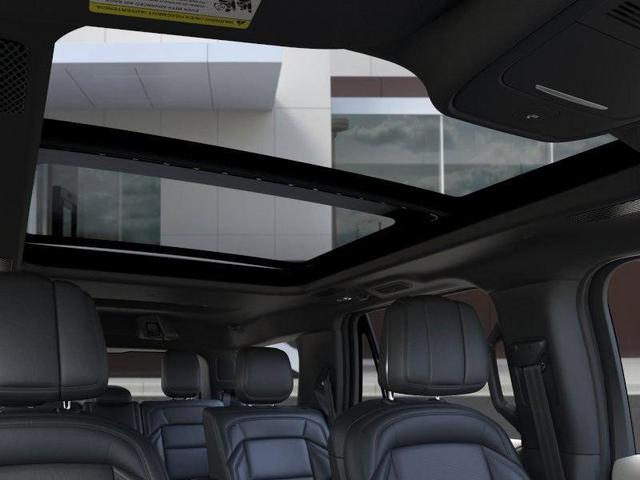 Photo of 2025 Pristine White Lincoln Navigator