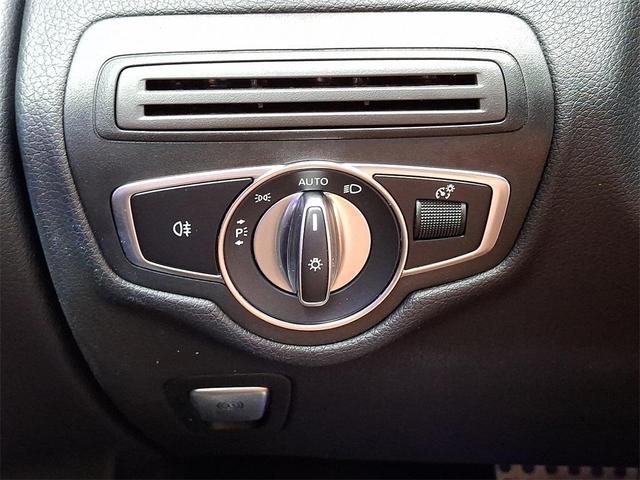Photo of 2022 Polar White Mercedes-Benz GLC 300