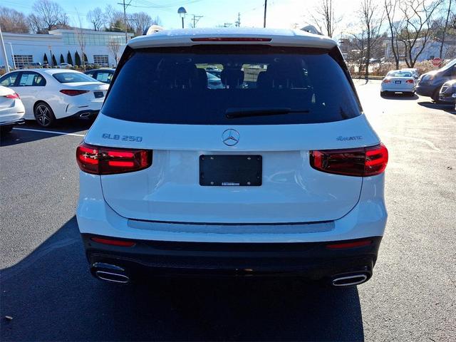 Photo of 2025 Polar White Mercedes-Benz GLB 250