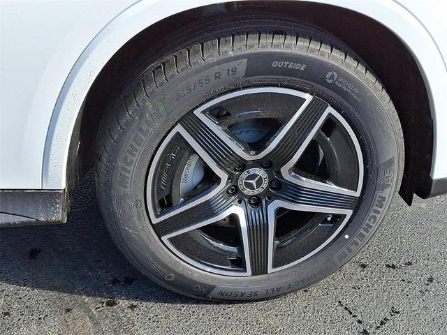 Photo of 2025 MANUFAKTUR Moonlight White Metallic Mercedes-Benz GLC 300
