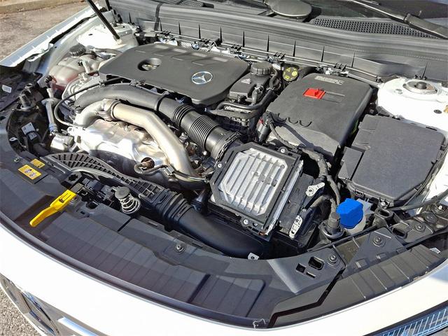Photo of 2024 Polar White Mercedes-Benz GLB 250