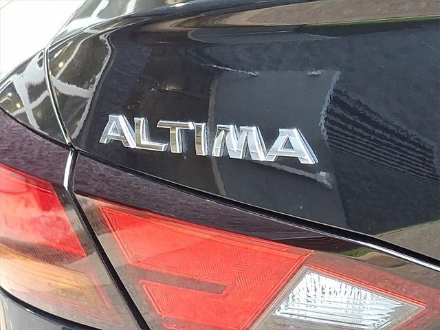 Photo of 2019 Super Black Clearcoat Nissan Altima