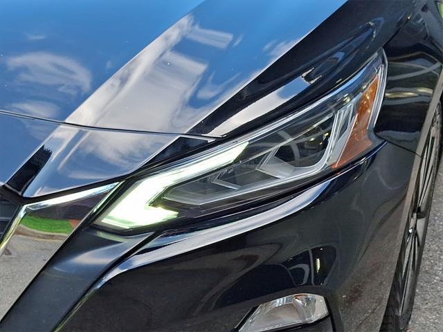 Photo of 2019 Super Black Clearcoat Nissan Altima