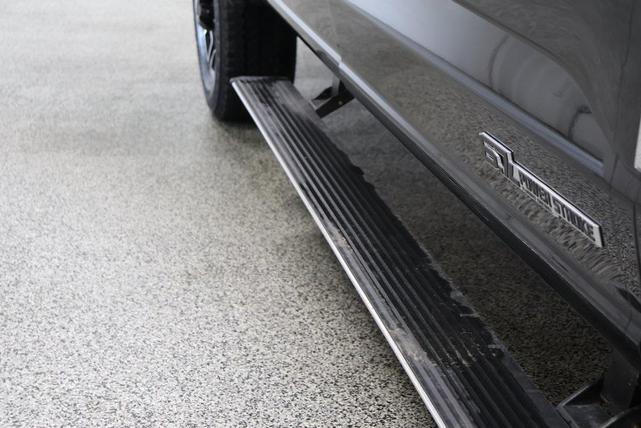 Photo of 2024 Agate Black Metallic Ford F-250