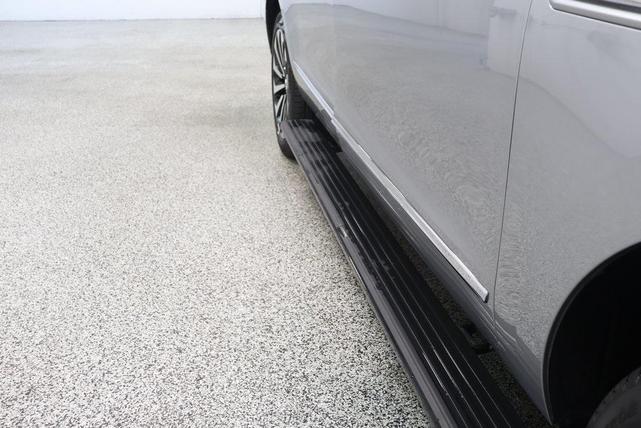 Photo of 2024 Silver Radiance Metallic Lincoln Navigator L