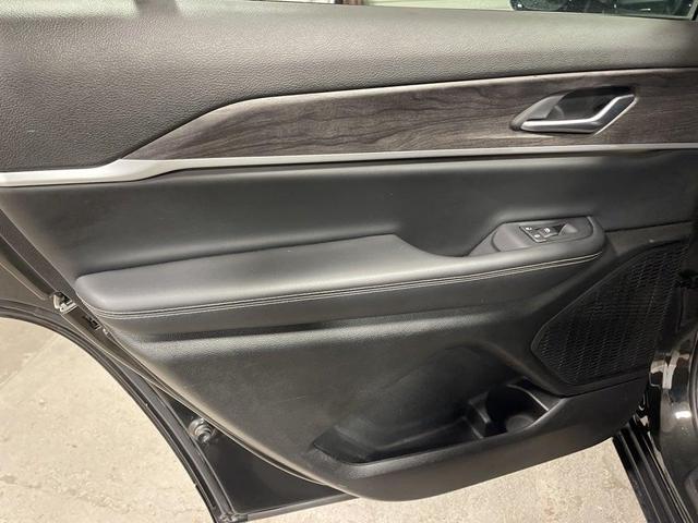 Photo of 2023 Rocky Mountain Pearlcoat Jeep Grand Cherokee L