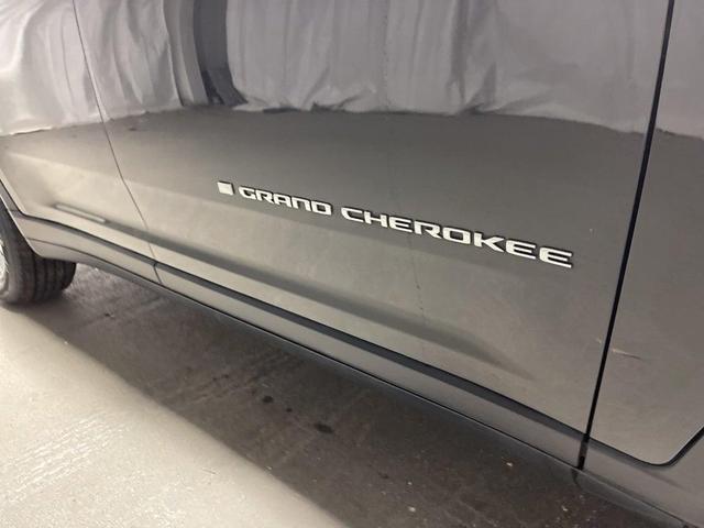 Photo of 2023 Rocky Mountain Pearlcoat Jeep Grand Cherokee L