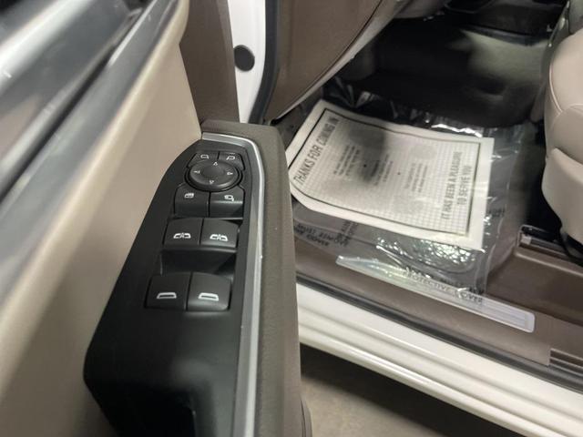 Photo of 2025 Summit White GMC Sierra 1500
