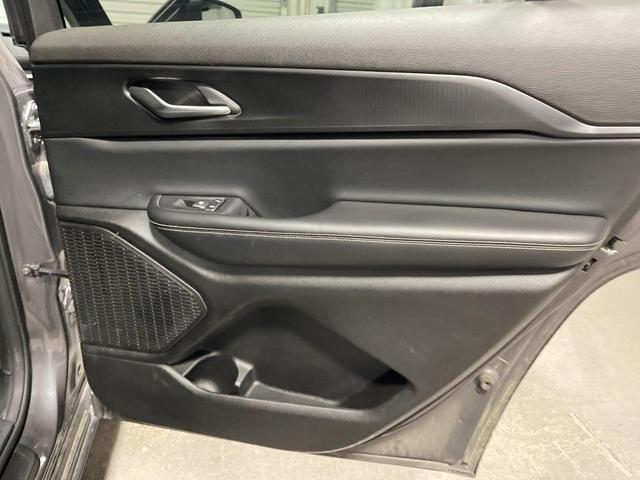 Photo of 2023 Metallic Jeep Grand Cherokee L