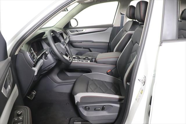 Photo of 2025 Pure White Volkswagen Atlas