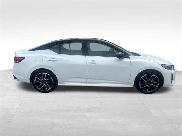 Photo of 2025 Aspen White Tricoat/Super Black Nissan Sentra